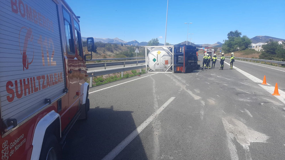 Herido el conductor de un camión cisterna tras volcar en la Ronda de Pamplona. BOMBEROS DE NAVARRA