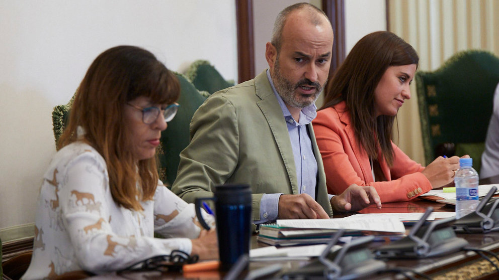 La comisión de Presidencia del Ayuntamiento de Pamplona debate una declaración del PSN para denunciar el coste de la bandera de la plaza de los Fueros. IÑIGO ALZUGARAY
