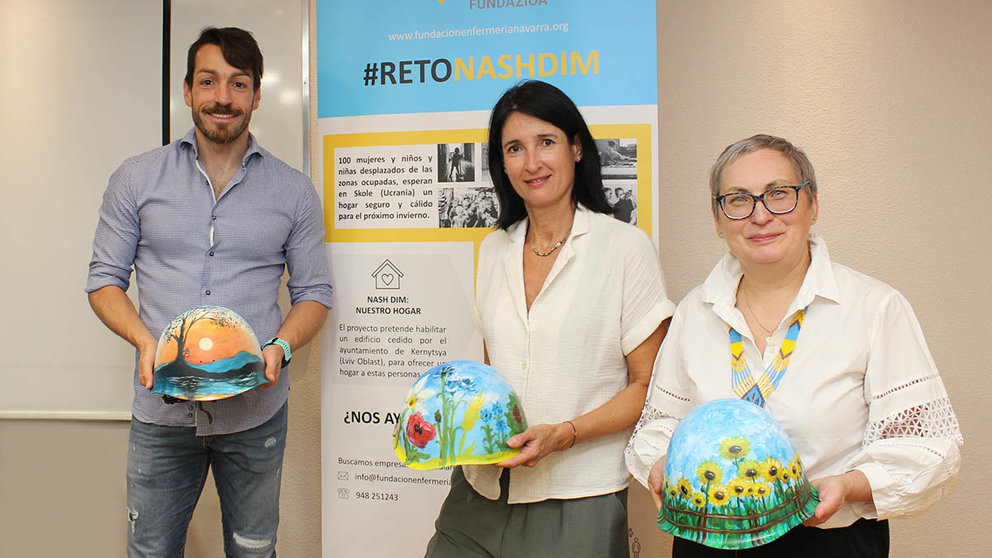 De Izquierda A Derecha, Eduardo Prieto, Isabel Iturrioz Y Nadiya Sohor, En La Presentación De Un Proyecto Que Busca Alojamiento En Ucrania A Un Centenar De Mujeres Y Niños Desplazados De Las Zonas De Combate. COLEGIO OFICIAL DE ENFERMERÍA DE NAVARRA