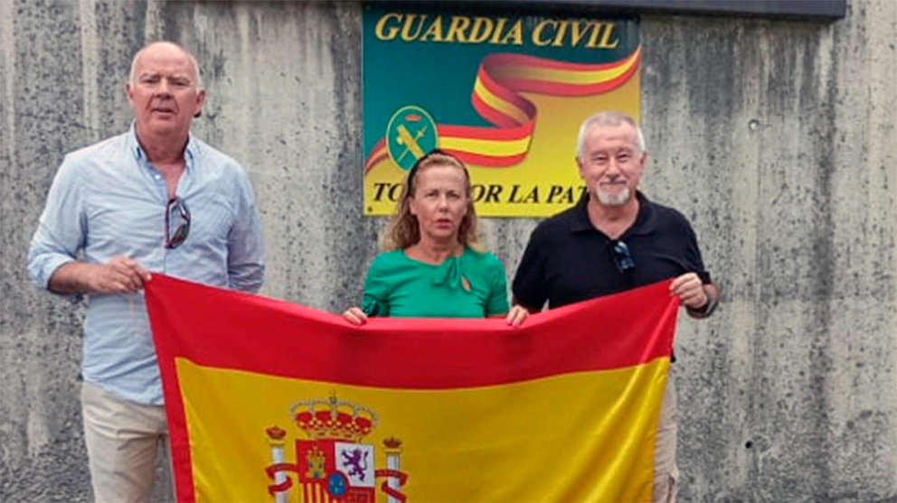 Representantes de Vox en Navarra en el cuartel de la Guardia Civil de Alsasua.