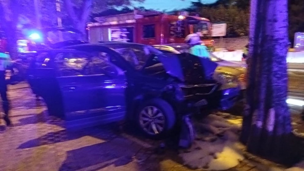 El conductor perdió el control del coche y chocó contra un árbol. CEDIDA