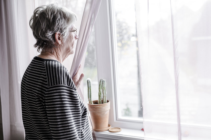 El 9,6 % de las mujeres mayores de 65 años viven en hogares con menos de 10.000 euros de riqueza disponible, frente al 6,8 % de los hombres mayores de 65 años. © Shutterstock / Lopolo