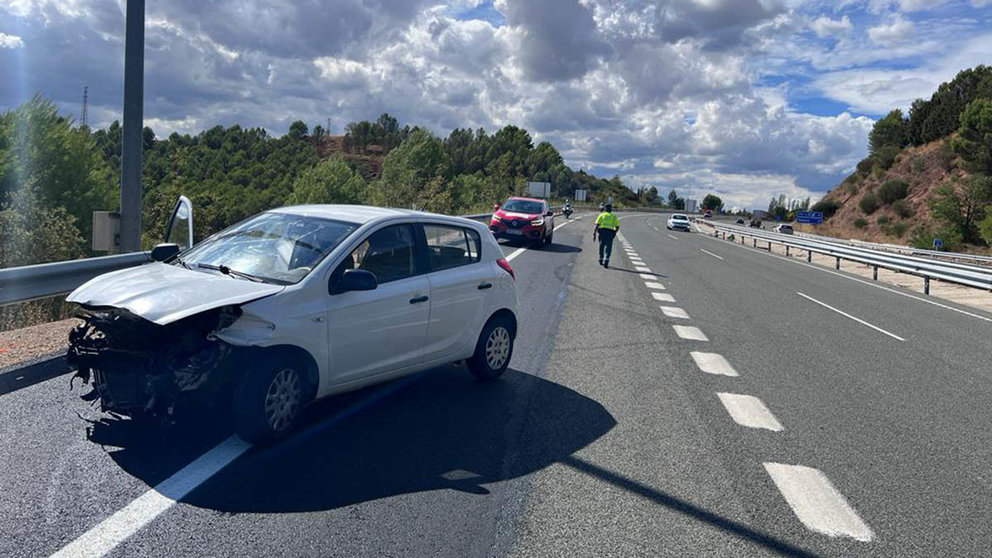 Agentes de la Guardia Civil de Navarra atienden un accidente de circulación en la carretera A-12. GUARDIA CIVIL