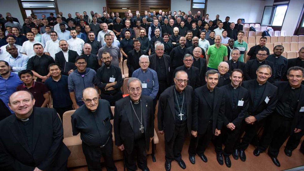 El cardenal Omella junto a los sacerdotes, seminaristas y otros asistentes a las VII Jornadas de Actualización Pastoral de la Universidad de Navarra. UNIVERSIDAD DE NAVARRA