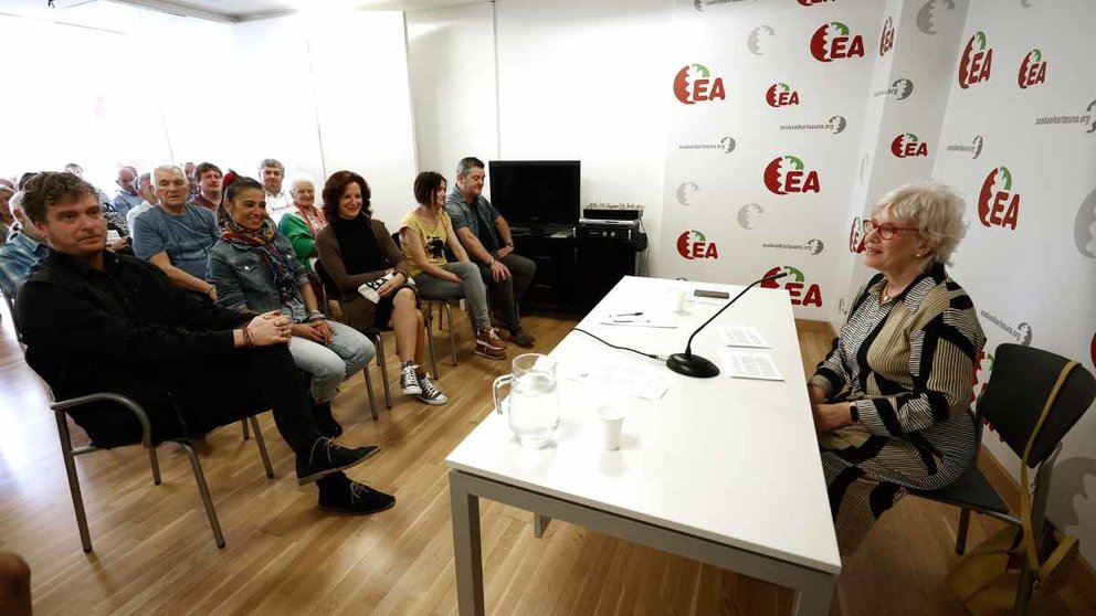 Miren Aranoa se dirige a los afiliados del sector crítico de EA durante la asamblea de este sábado en Pamplona. EFE/ Jesús Diges