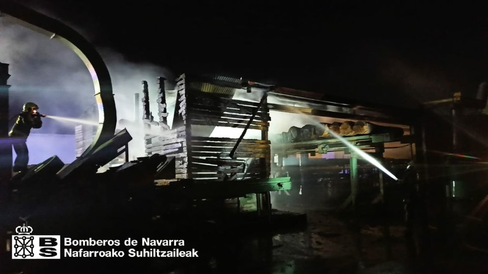 Las llamas afectaron a la madera y se investiga si a parte de la maquinaria. BOMBEROS DE NAVARRA