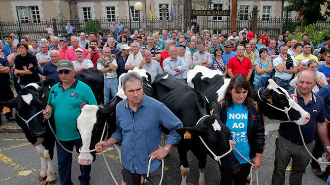 La marcha organizada por los ganaderos gallegos en defensa del sector lácteo.