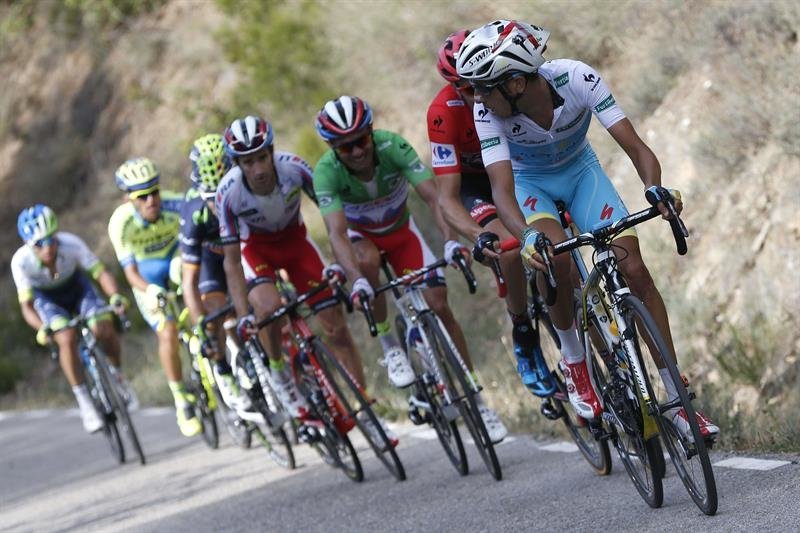 El ciclista italiano del equipo Astana, Fabio Aru , el holandes del equipo Giant, Tom Dumoulin y lider de la clasificación provisional,(de rojo). Efe