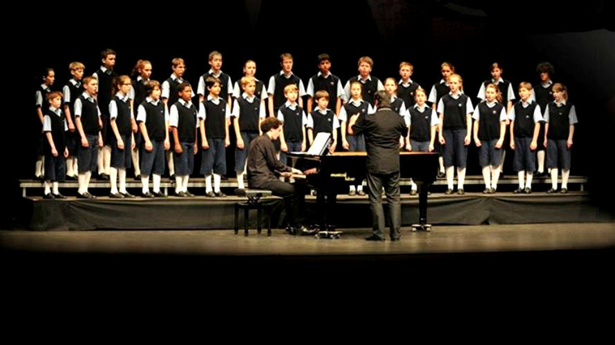 Los chicos del coro,  integrantes de la escolanía francesa Les Petites Chanteurs de Saint Marc de Lyon.