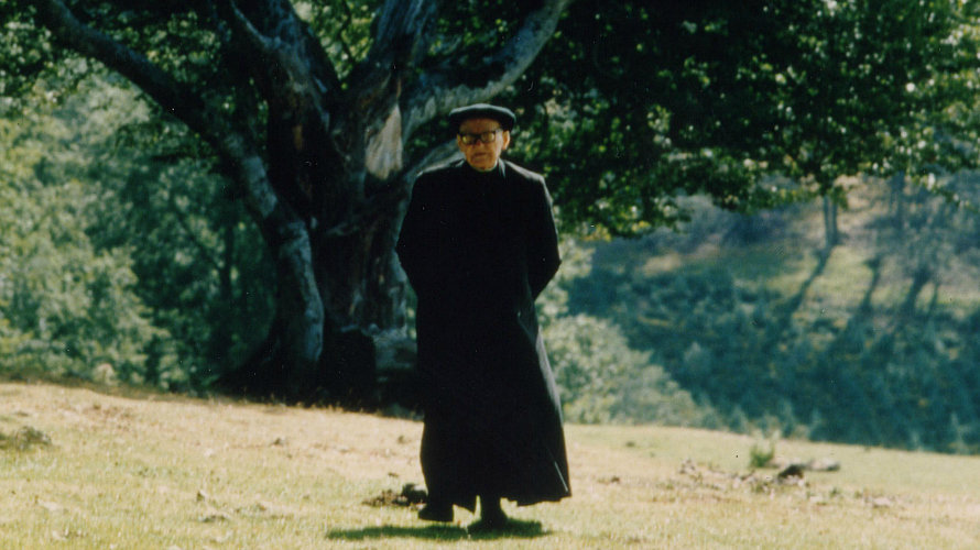 El padre Barandiaran, caminando en el monte.