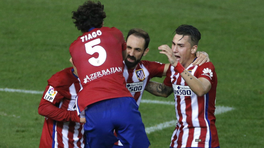 Los jugadores del Atlético de Madrid celebran el gol del empate. EFE.