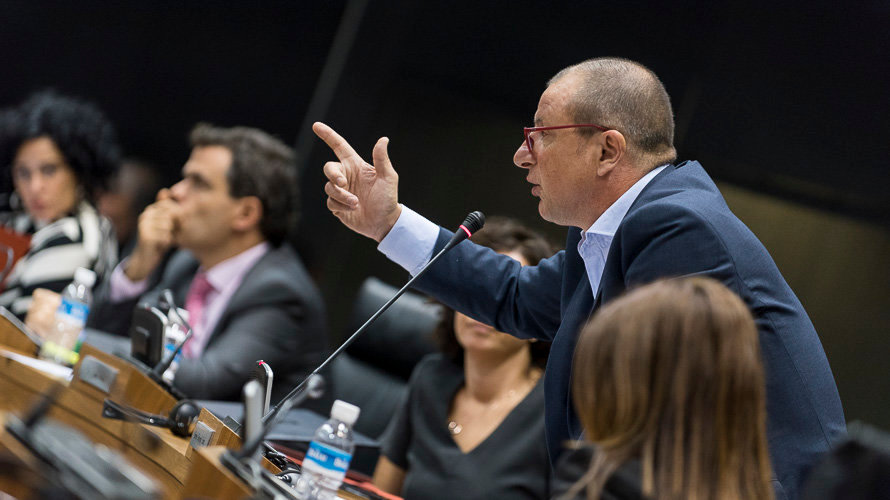 Carlos Gimeno durante un pleno en el Parlamento de Navarra.