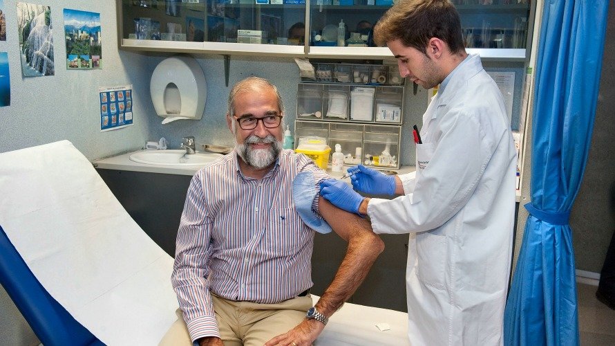 El consejero de Salud, Fernando Domínguez, se vacuna contra la gripe.