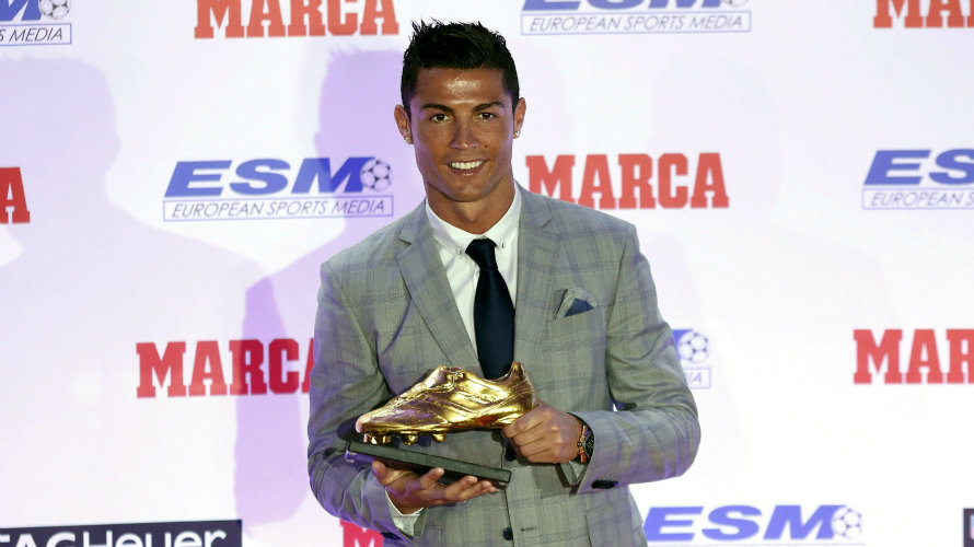 Cristiano Ronaldo muestra su "Bota de Oro". EFE.