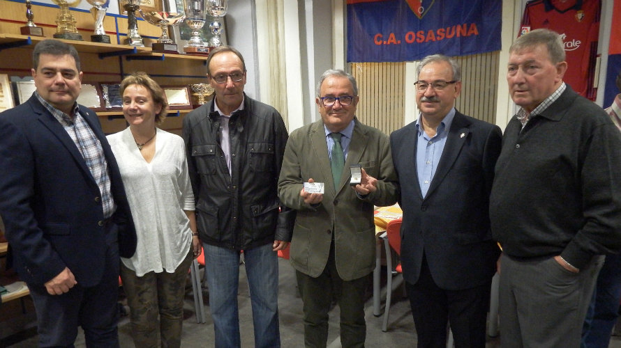 Luis Sabalza muestra la insignia de oro y la tarjeta de Osasuna veteranos.