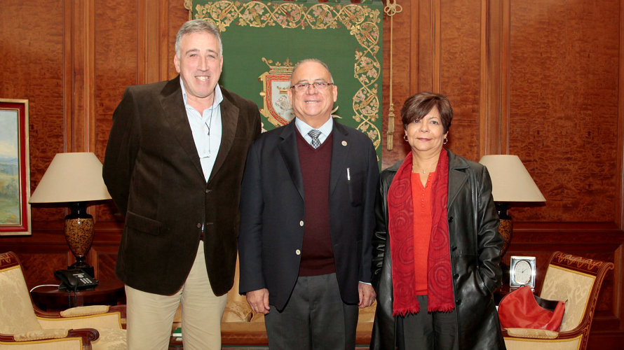 El alcalde de Pamplona, Joseba Asirón, recibe al embajador de Venezuela en España.