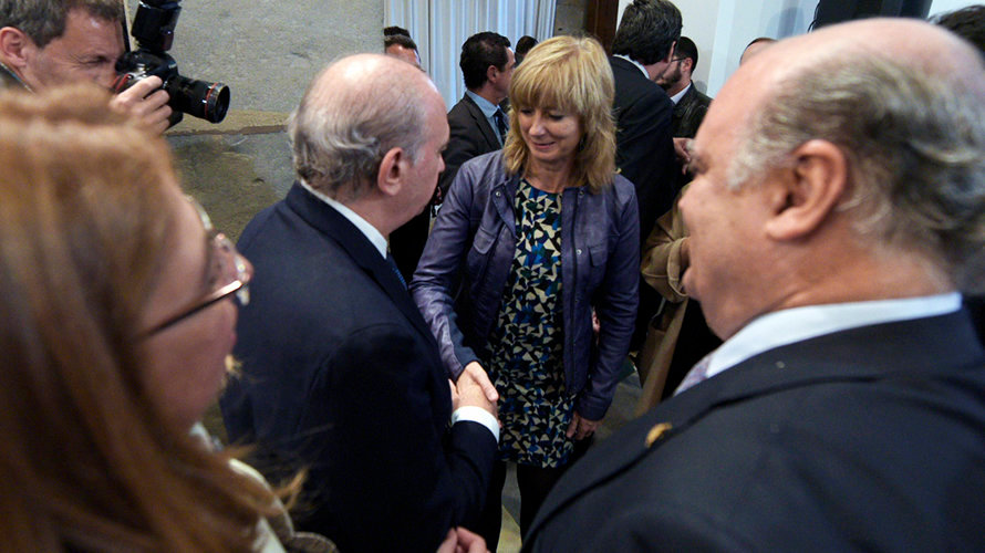 Ana Ollo y el ministro Fernández Díaz se saludan durante la inauguración de la exposición de la Policía Nacional en la Ciudadela. PABLO LASAOSA