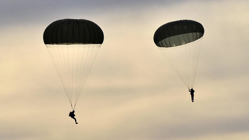 -FOTODELDIA- GRA277. CHINCHILLA (ALBACETE), 23/10/2015.- Lanzamiento de tropas paracaidistas de Bélgica como parte de las actividades del ejercicio de la OTAN "Trident Juncture", hoy en Chinchilla. EFE/Manu