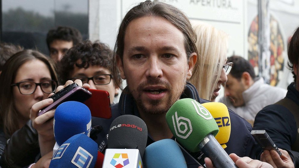 El líder de Podemos, Pablo Iglesias, atiende a los medios. EFE