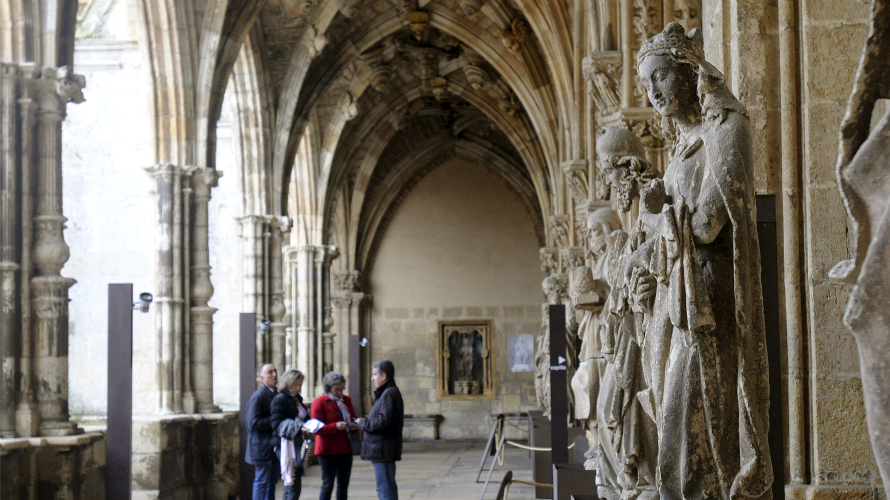 La Junta de Castilla y León y el Cabildo sacan a concurso la restauración de las 23 esculturas que se retiraron del pórtico de la catedral de León en 2009 por su deterioro. /EFE