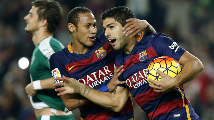 Neymar y Luis Suárez celebran un gol del Barcelona. EFE.