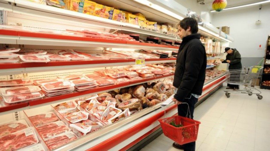 Un hombre comprando carne en un supermercado. EFE.