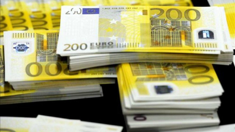 Vista de varios billetes falsos de 200 euros. EFE.