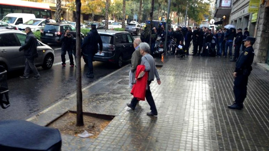 Jordi Pujol y su mujer, Marta Ferrusola, salen de su casa tras el registro. EUROPA PRESS