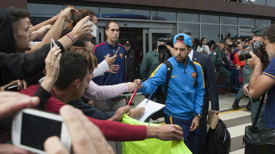 Jordi Alba junto a un grupo de aficionados extremeños. EFE.
