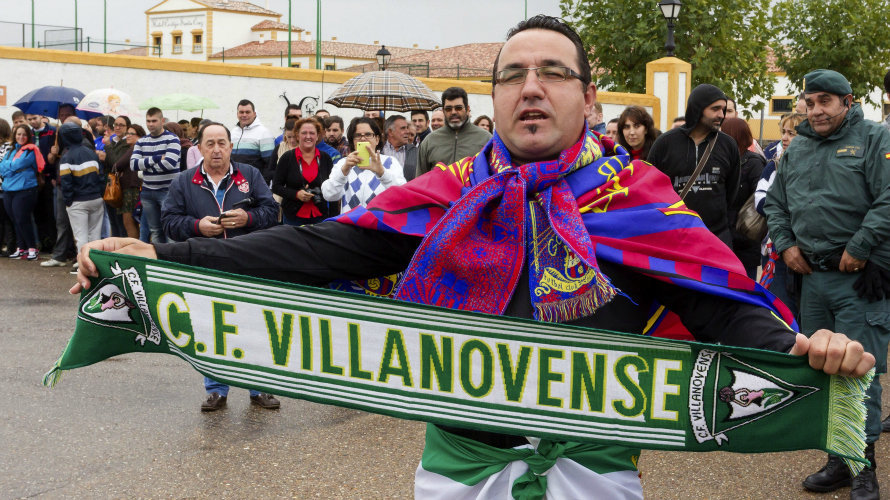 Un aficionado del Villanovense con la bufanda del FC Barcelona. EFE.