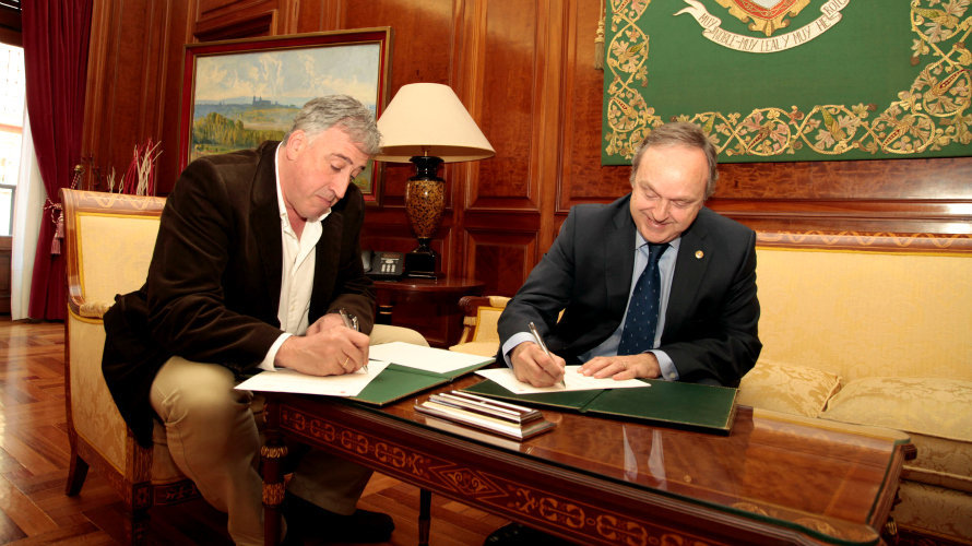 El alcalde de Pamplona, Joseba Asiron y el decano del MICAP, Alfredo Irujo.