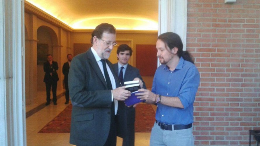 Pablo Iglesias regala a Rajoy el libro de Antonio Machado 'Juan de Mairena' a su llegada a Moncloa. TWITTER