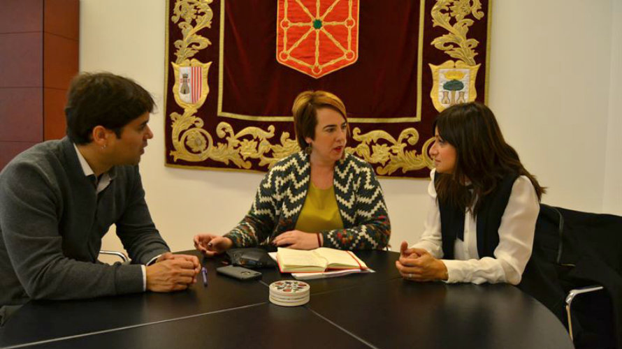 El presidente de la Federación Navarra de Municipios y Concejos, Pablo Azcona, y la vicepresidenta, Raquel Garbayo y la presidenta del Parlamento foral, Ainhoa Aznárez. EP
