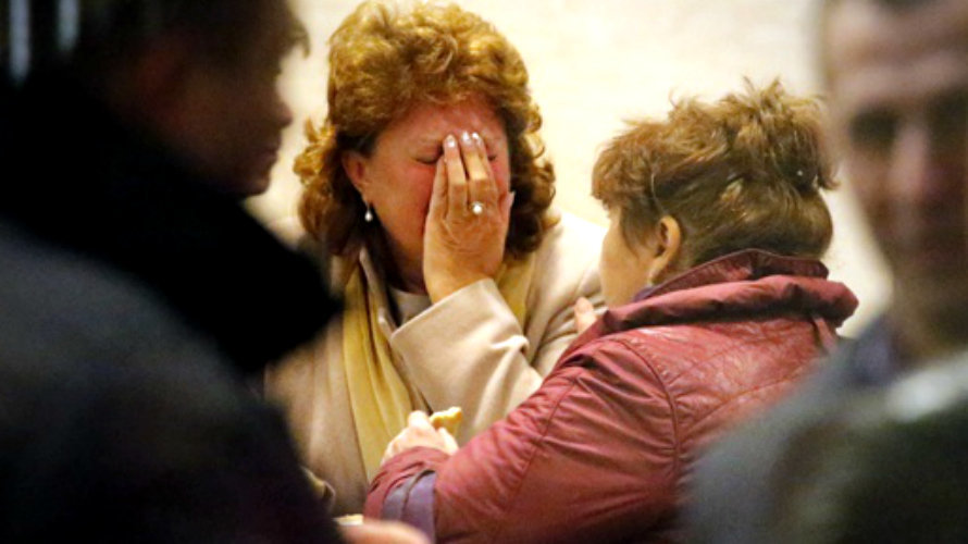 Familiares de los fallecidos lloran en el aeropuerto de San Petesburgo.