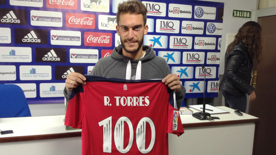 Torres muestra la camiseta con los cien partidos jugados con Osasuna.