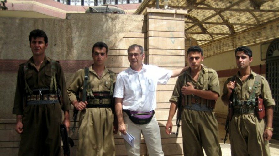 Manuel Martorell, junto a cuatro 'peshmergas' del Partido Democrático del Kurdistán de Irán (PDKI). CUARTO PODER.
