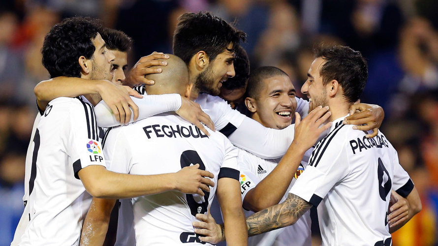 Los jugadores del Valencia CF celebran un gol.