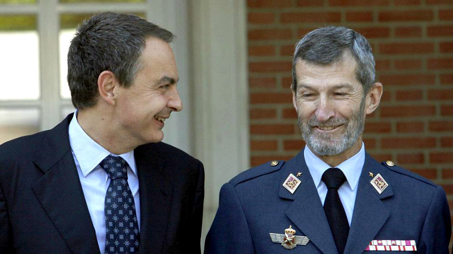José Luis Rodríguez Zapatero, charla con el teniente general del Ejército del Aire José Julio Rodríguez Fernández. EFE Archivo