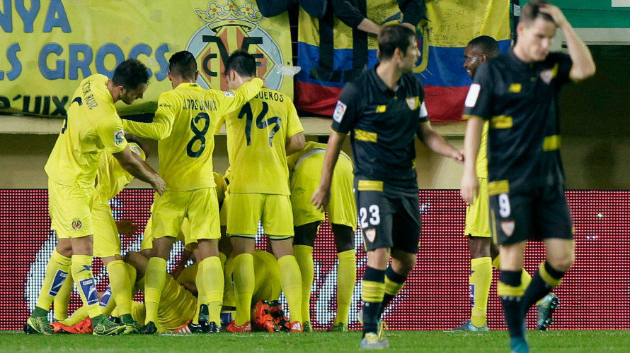 Los jugadores del Villarreal celebran un gol marcado al Sevilla. Efe.