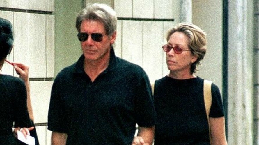 Harrison Ford y Melissa Mathison, durante un paseo en 1999. EFE.