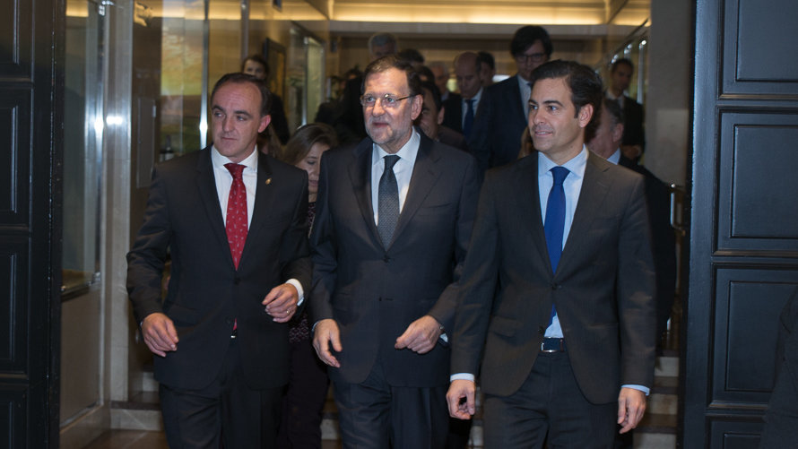 Mariano Rajoy y José Javier Esparza firman el pacto UPN-PP para las próximas elecciones generales. IÑIGO ALZUGARAY. -1