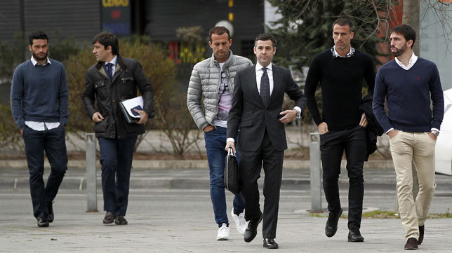 Jordi Molina, Antonio Amaya y Jorge Molina, entrando en los juzgados de Pamplona. EFE