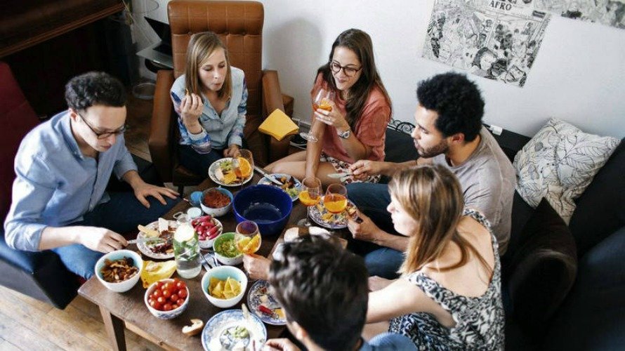 A través de páginas en internet los turistas se ponen en contacto con personas que dan de comer en sus casas. EFE.