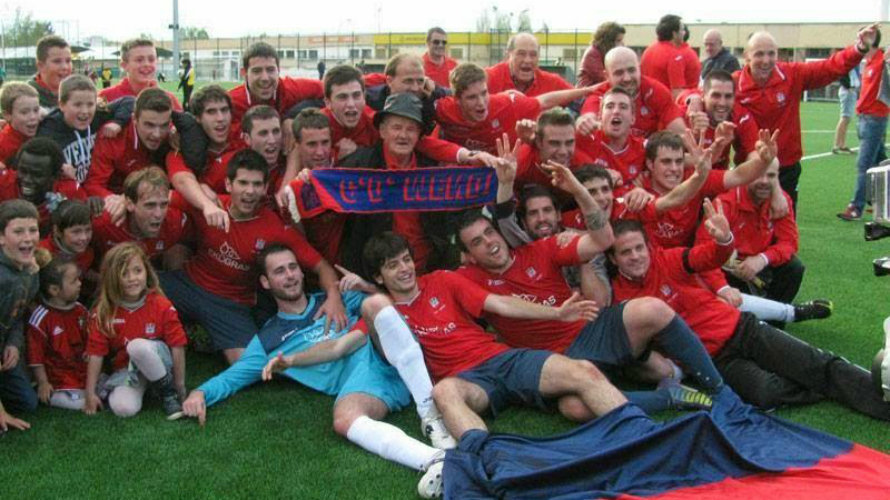 El Mendi celebró el ascenso a Tercera división el 18 de abril de 2015.