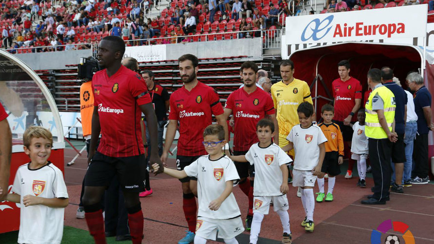 Salida al cesped de los jugadores del R. Mallorca. Foto LFP.