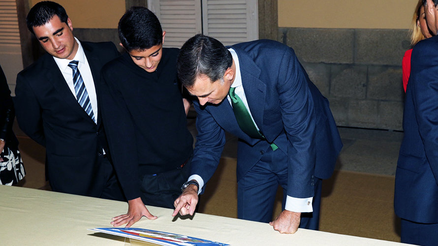 Su Majestad el Rey observa el trabajo del niño ganador, Álvaro Escolar Rodríguez, por Comunidad Foral de Navarra.