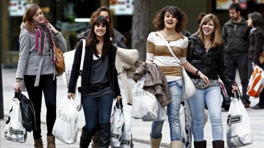 Un grupo de jóvenes camina con sus compras por la calle. EFE, Archivo.