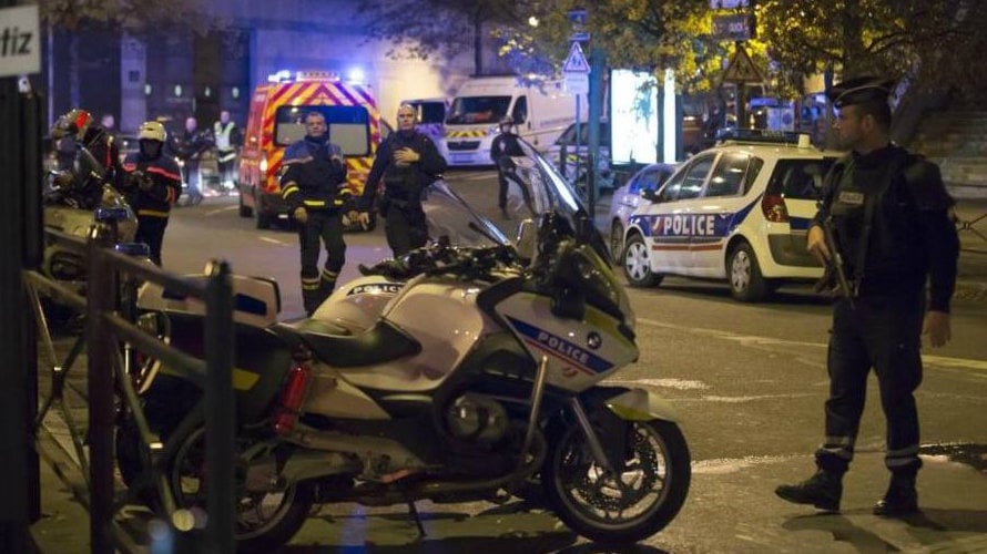 Policías en la noche del viernes en París tras los atentados.