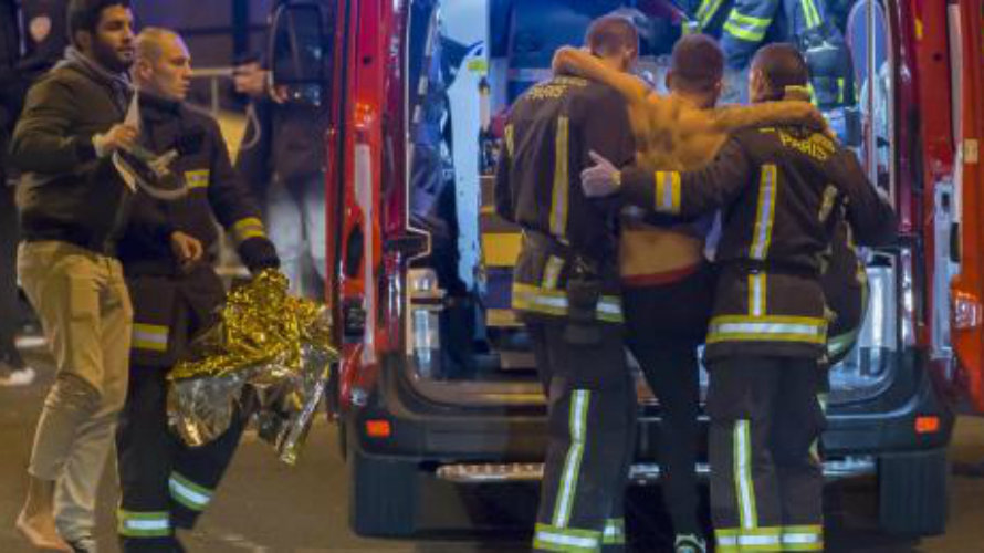 Heridos atendidos por los servicios médicos en París.