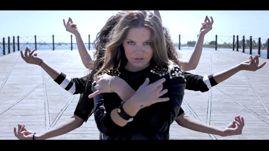 Fotograma del videoclip oficial del tema de María Isabel 'La vida sólo es una'.